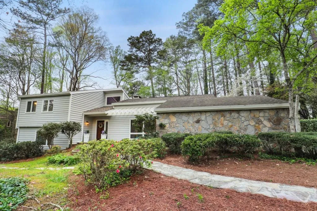 9870 Huntcliff Trace, Sandy Springs, Georgia 30350, 4 Bedrooms Bedrooms, ,3 BathroomsBathrooms,Residential,Sold,9870 Huntcliff Trace,6869489