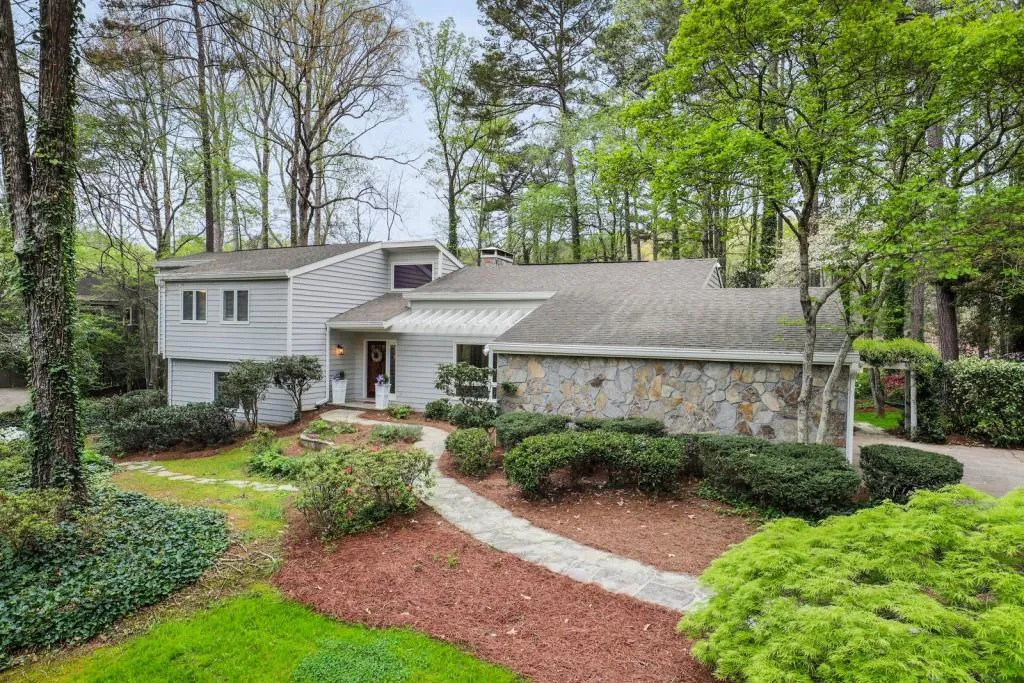 9870 Huntcliff Trace, Sandy Springs, Georgia 30350, 4 Bedrooms Bedrooms, ,3 BathroomsBathrooms,Residential,Sold,9870 Huntcliff Trace,6869489