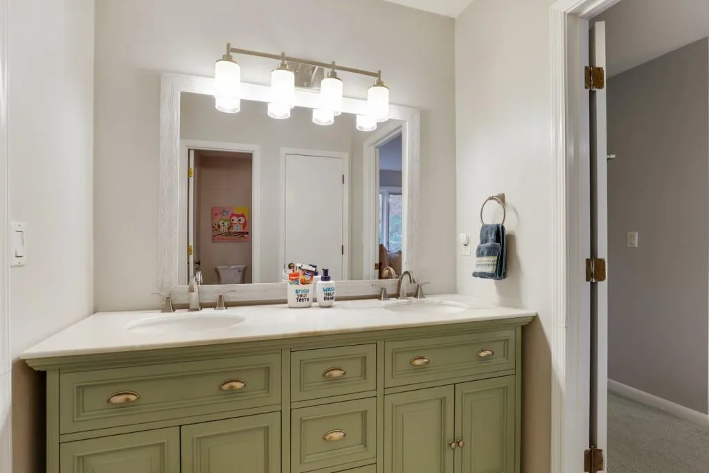 9870 Huntcliff Trace, Sandy Springs, Georgia 30350, 4 Bedrooms Bedrooms, ,3 BathroomsBathrooms,Residential,Sold,9870 Huntcliff Trace,6869489