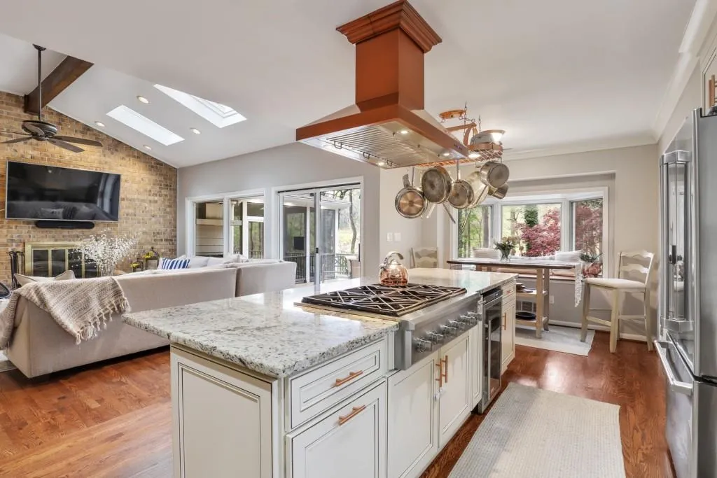 9870 Huntcliff Trace, Sandy Springs, Georgia 30350, 4 Bedrooms Bedrooms, ,3 BathroomsBathrooms,Residential,Sold,9870 Huntcliff Trace,6869489