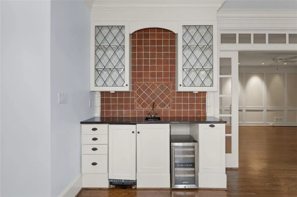 Wet-bar for easy entertaining