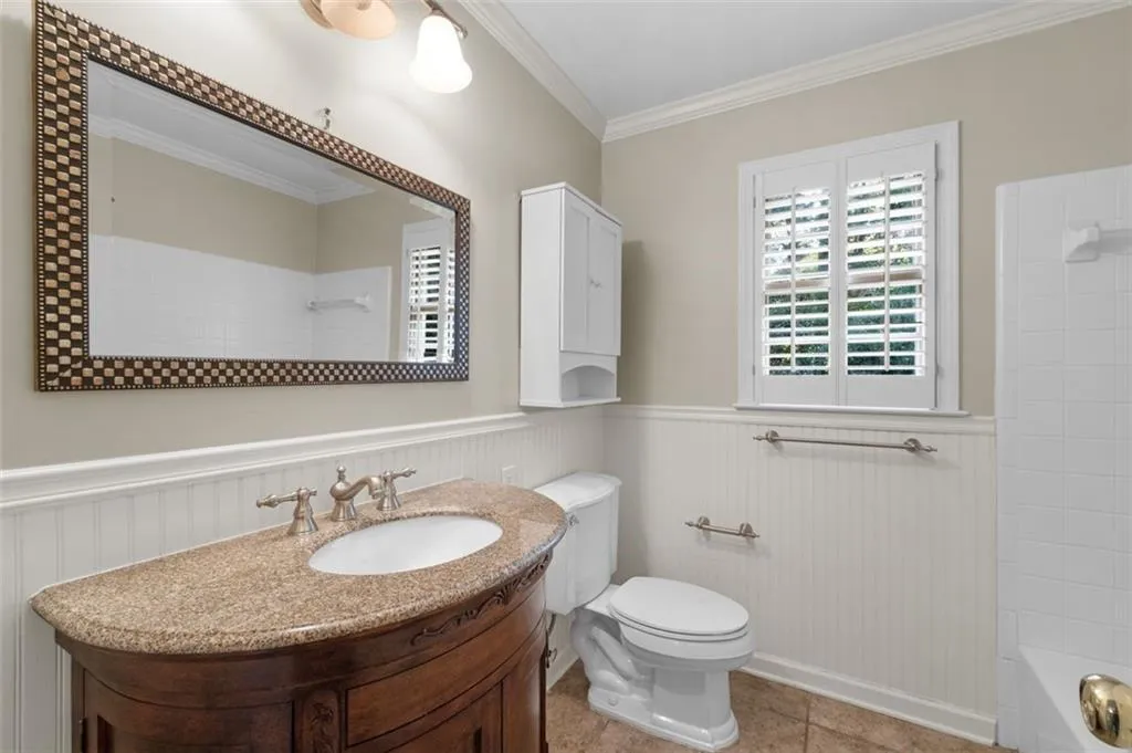 Ensuite bath for the guest suite