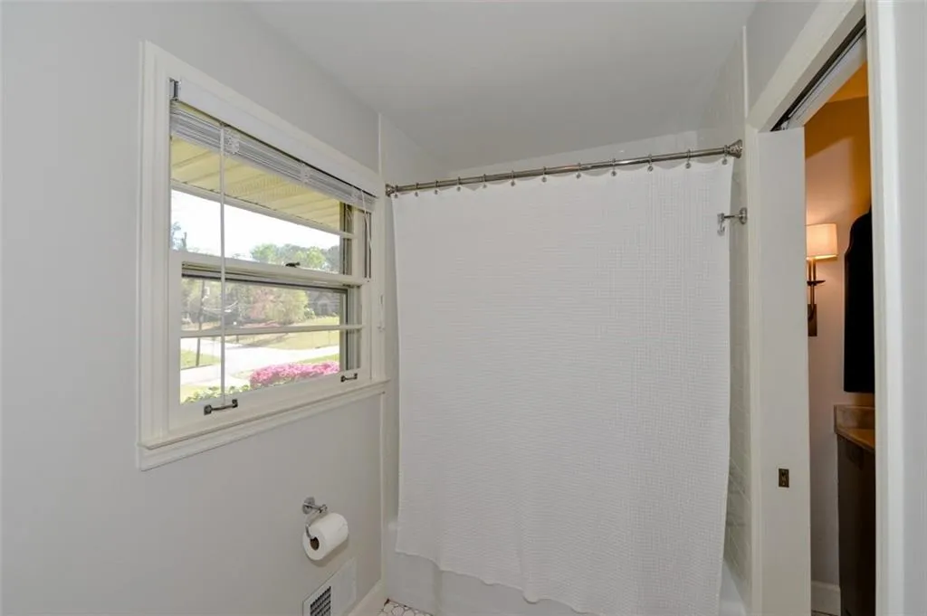 650 Carriage Drive, Sandy Springs, Georgia 30328, 3 Bedrooms Bedrooms, ,2 BathroomsBathrooms,Residential,Sold,650 Carriage Drive,6535791