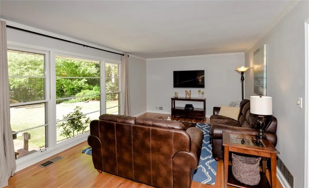 650 Carriage Drive, Sandy Springs, Georgia 30328, 3 Bedrooms Bedrooms, ,2 BathroomsBathrooms,Residential,Sold,650 Carriage Drive,6535791