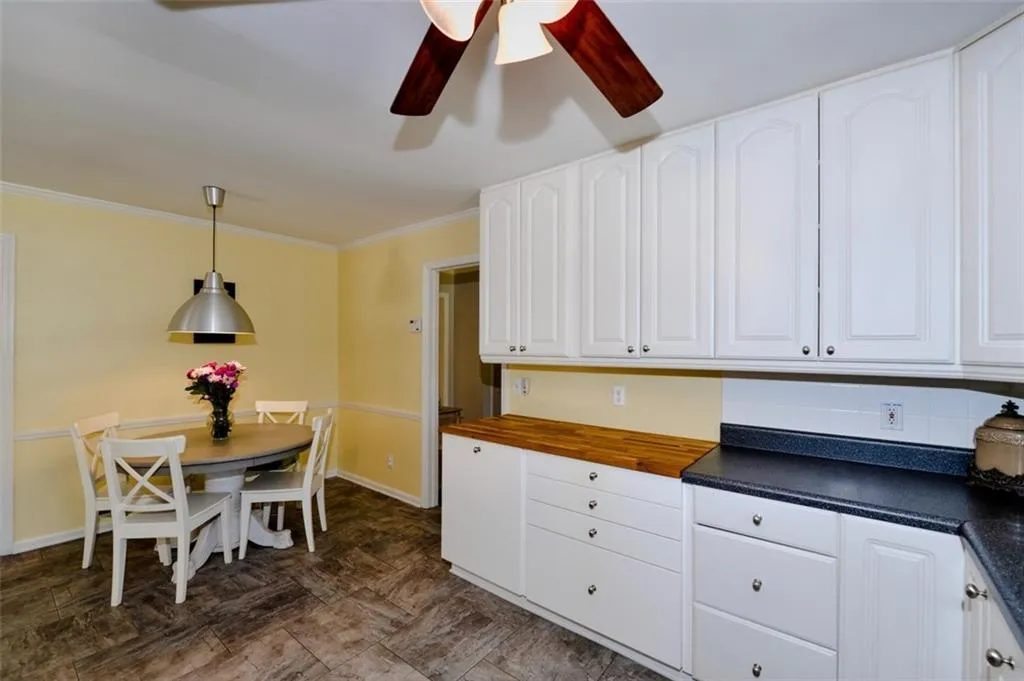 650 Carriage Drive, Sandy Springs, Georgia 30328, 3 Bedrooms Bedrooms, ,2 BathroomsBathrooms,Residential,Sold,650 Carriage Drive,6535791