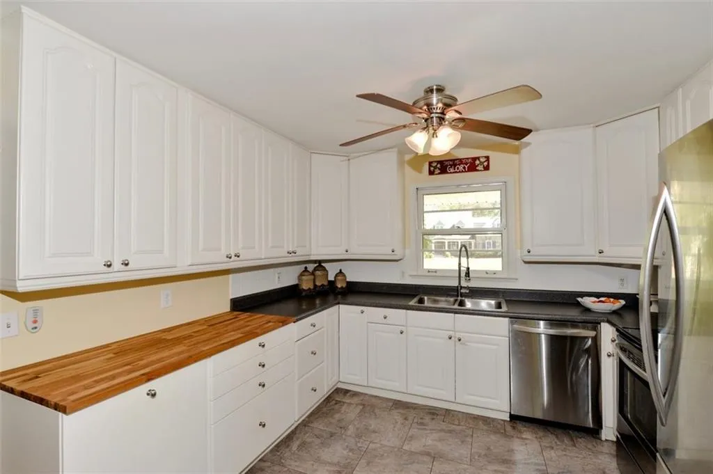 650 Carriage Drive, Sandy Springs, Georgia 30328, 3 Bedrooms Bedrooms, ,2 BathroomsBathrooms,Residential,Sold,650 Carriage Drive,6535791
