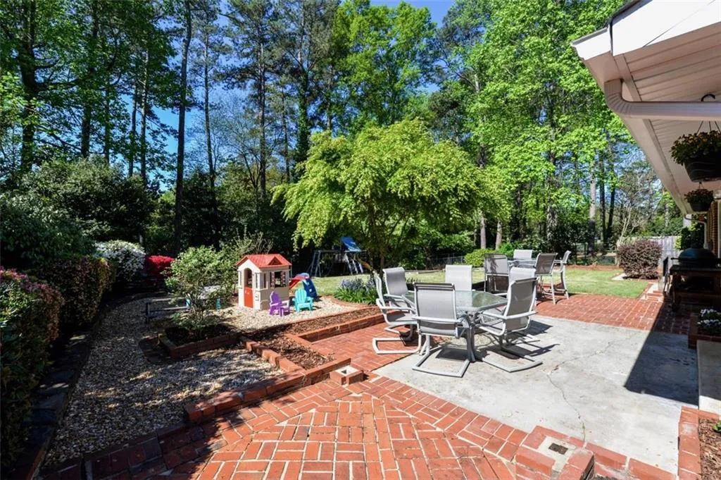 650 Carriage Drive, Sandy Springs, Georgia 30328, 3 Bedrooms Bedrooms, ,2 BathroomsBathrooms,Residential,Sold,650 Carriage Drive,6535791