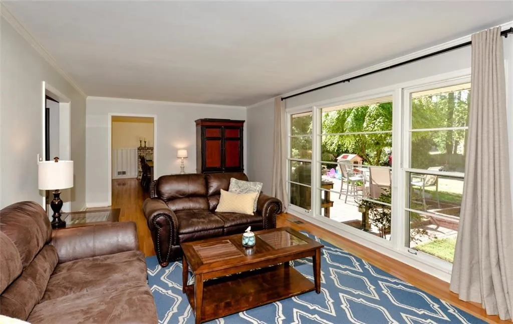 650 Carriage Drive, Sandy Springs, Georgia 30328, 3 Bedrooms Bedrooms, ,2 BathroomsBathrooms,Residential,Sold,650 Carriage Drive,6535791