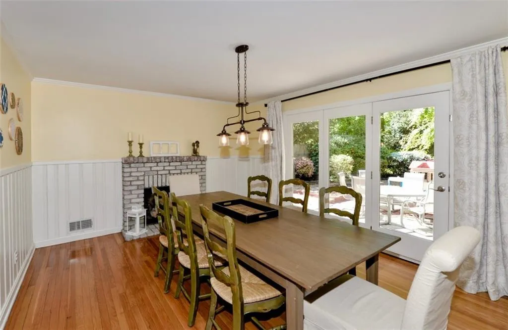 650 Carriage Drive, Sandy Springs, Georgia 30328, 3 Bedrooms Bedrooms, ,2 BathroomsBathrooms,Residential,Sold,650 Carriage Drive,6535791