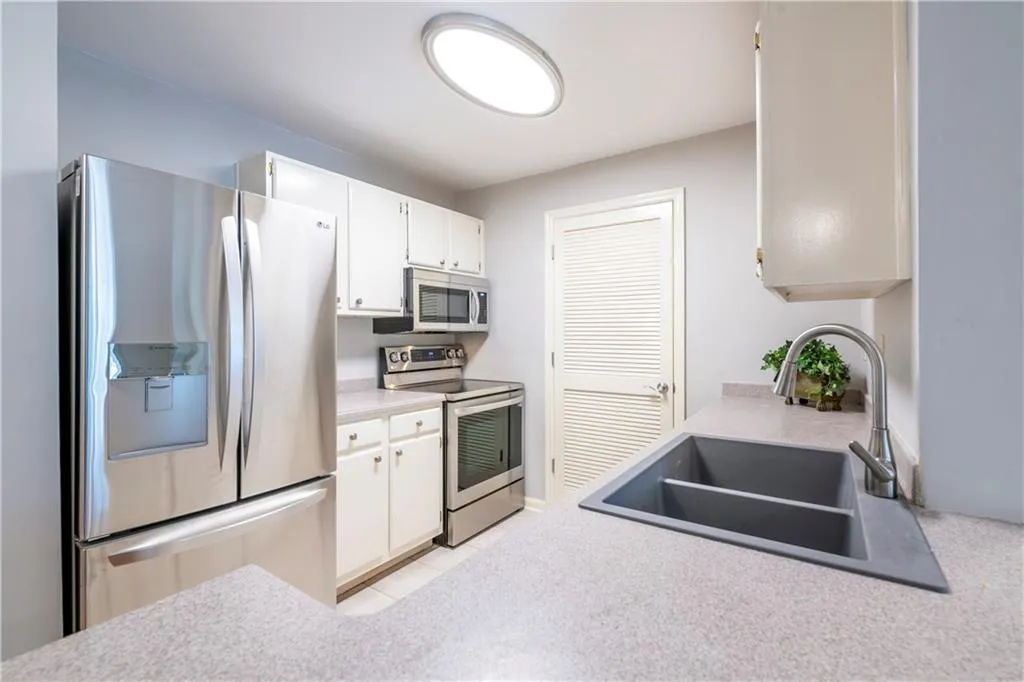 305 Granville Court, Sandy Springs, Georgia 30328, 1 Bedroom Bedrooms, ,1 BathroomBathrooms,Residential,Sold,305 Granville Court,7033624