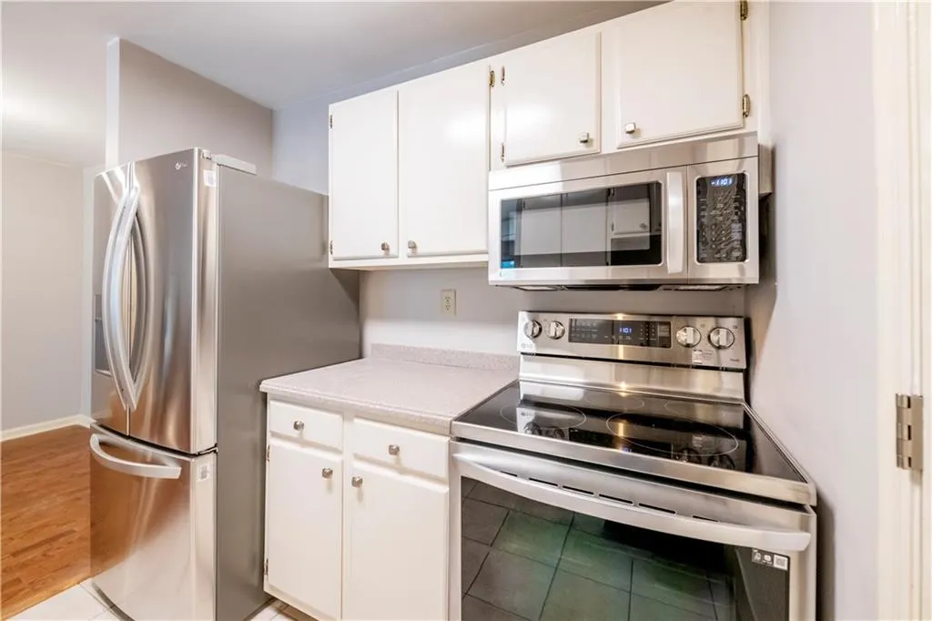 305 Granville Court, Sandy Springs, Georgia 30328, 1 Bedroom Bedrooms, ,1 BathroomBathrooms,Residential,Sold,305 Granville Court,7033624