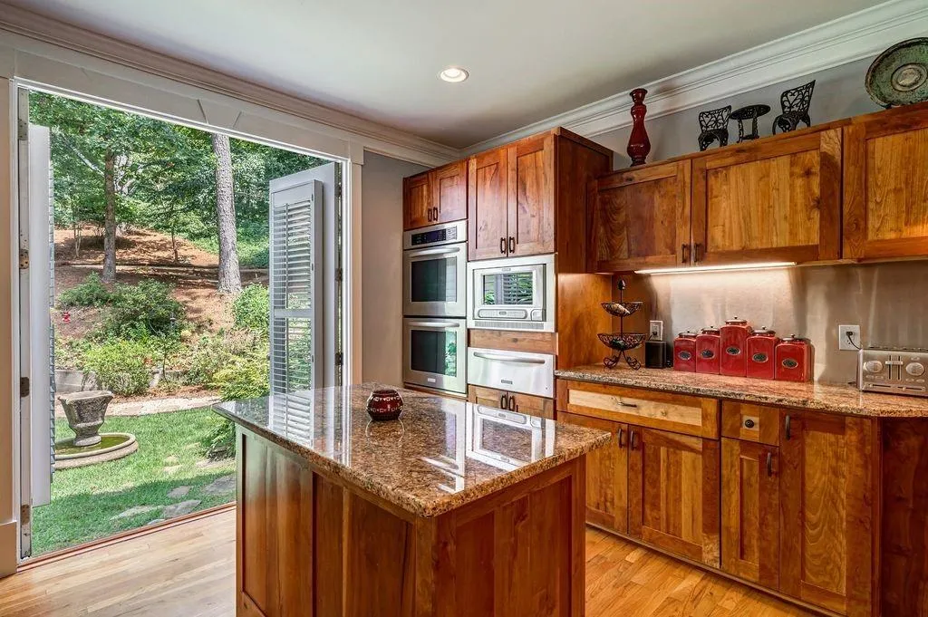 9365 Huntcliff Trace, Sandy Springs, Georgia 30350, 5 Bedrooms Bedrooms, ,5 BathroomsBathrooms,Residential,Sold,9365 Huntcliff Trace,6756219