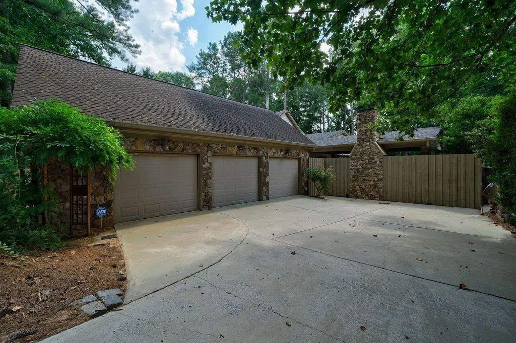 9365 Huntcliff Trace, Sandy Springs, Georgia 30350, 5 Bedrooms Bedrooms, ,5 BathroomsBathrooms,Residential,Sold,9365 Huntcliff Trace,6756219
