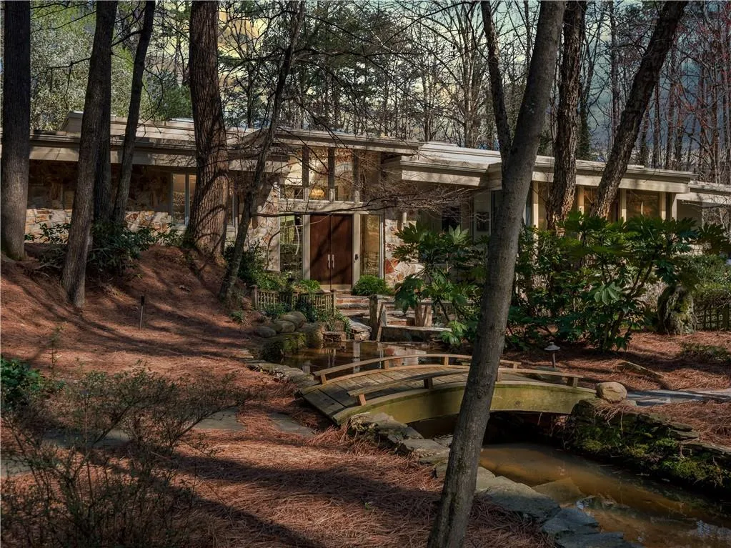 5635 Lake Island Drive, Sandy Springs, Georgia 30327, 5 Bedrooms Bedrooms, ,5 BathroomsBathrooms,Residential,Sold,5635 Lake Island Drive,6518145