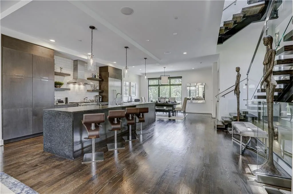 902 Lenox Boulevard Unit 2, Atlanta, Georgia 30324, 3 Bedrooms Bedrooms, ,4 BathroomsBathrooms,Residential,Sold,902 Lenox Boulevard Unit 2,6030507