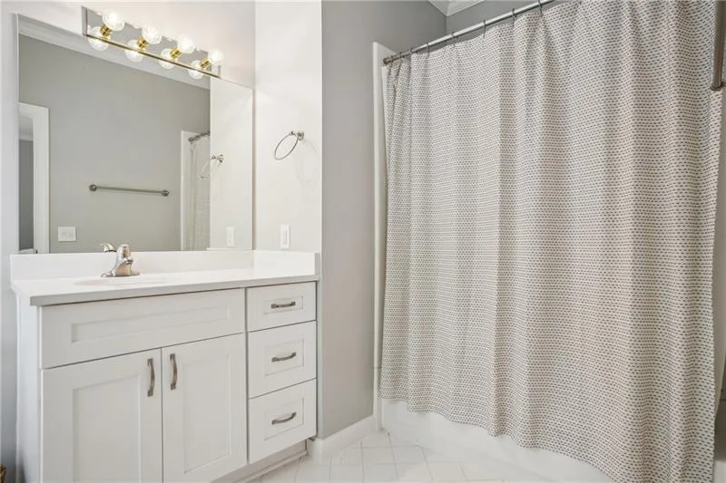 Guest Bathroom En-Suite Upstairs
