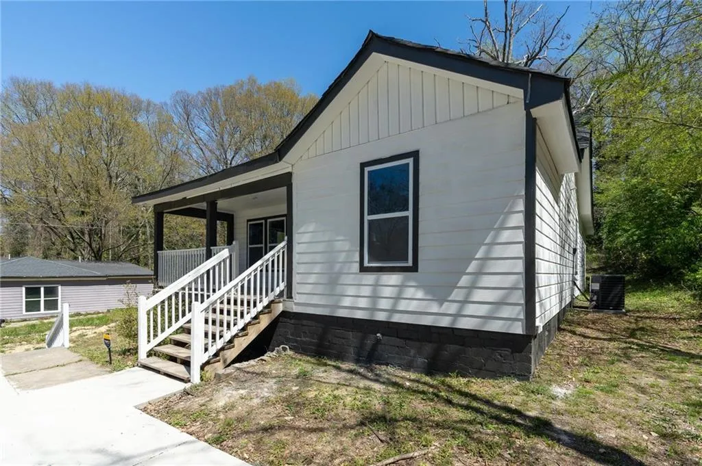 View of front facade featuring central AC unit and covered porch