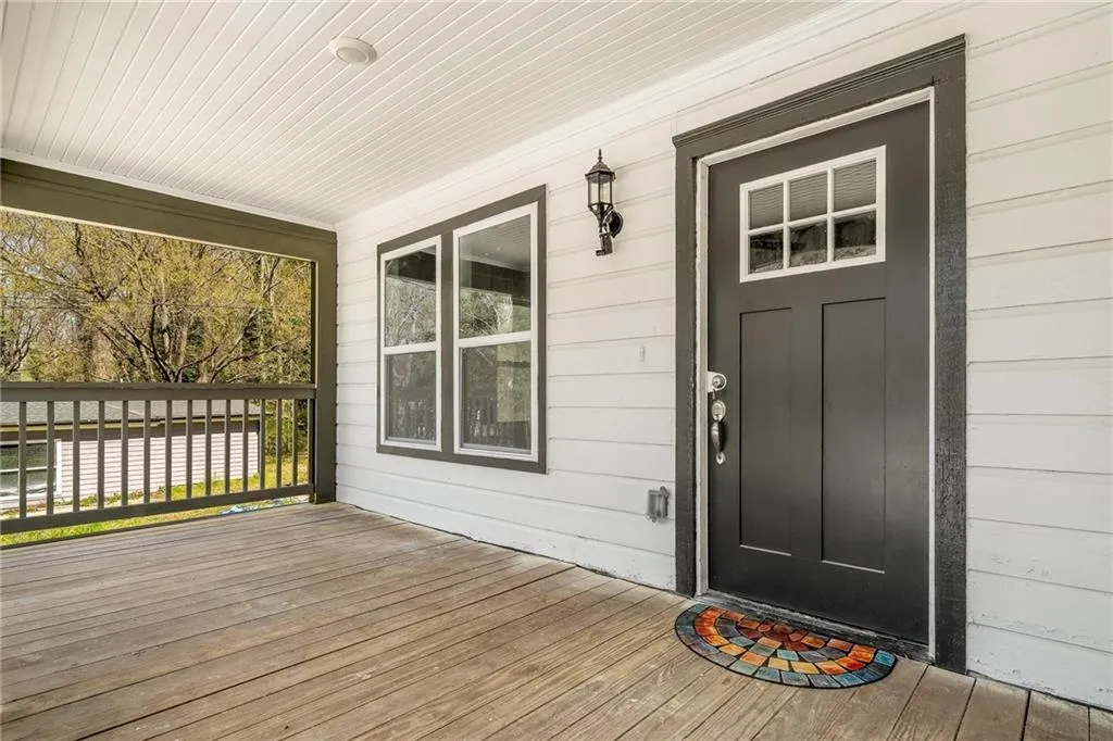 Property entrance featuring a porch