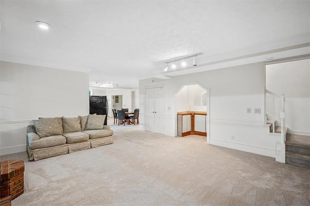 450 Glenmont Court, Sandy Springs, Georgia 30350, 5 Bedrooms Bedrooms, ,4 BathroomsBathrooms,Residential,Sold,450 Glenmont Court,7237849