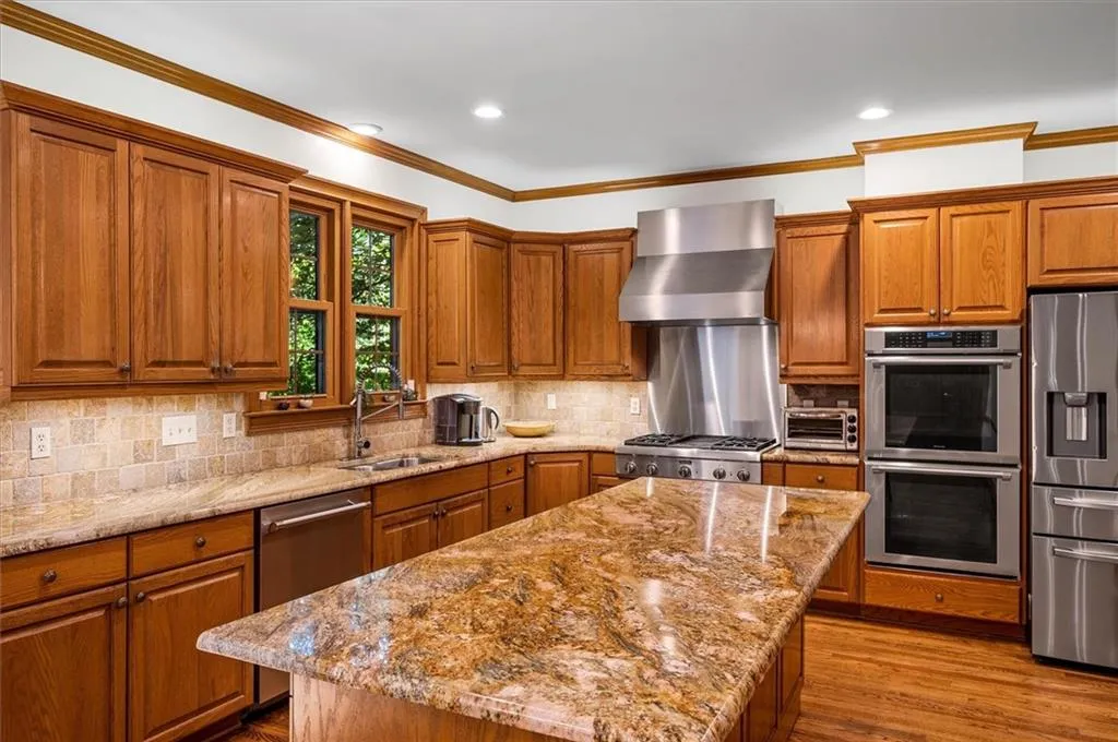 450 Glenmont Court, Sandy Springs, Georgia 30350, 5 Bedrooms Bedrooms, ,4 BathroomsBathrooms,Residential,Sold,450 Glenmont Court,7237849