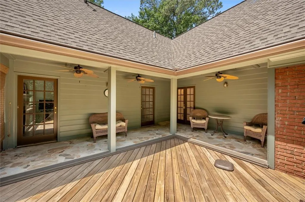 450 Glenmont Court, Sandy Springs, Georgia 30350, 5 Bedrooms Bedrooms, ,4 BathroomsBathrooms,Residential,Sold,450 Glenmont Court,7237849