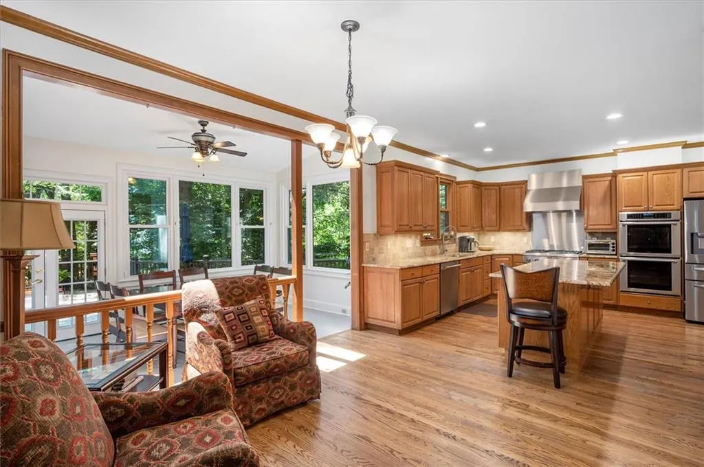 450 Glenmont Court, Sandy Springs, Georgia 30350, 5 Bedrooms Bedrooms, ,4 BathroomsBathrooms,Residential,Sold,450 Glenmont Court,7237849