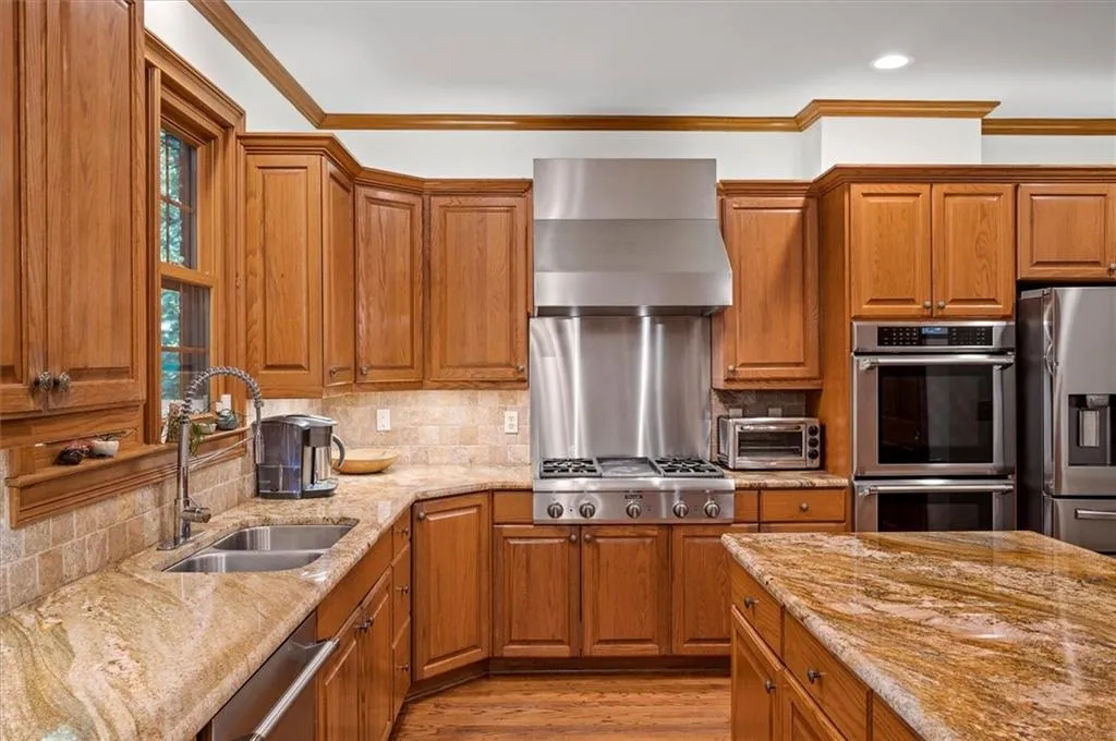 450 Glenmont Court, Sandy Springs, Georgia 30350, 5 Bedrooms Bedrooms, ,4 BathroomsBathrooms,Residential,Sold,450 Glenmont Court,7237849