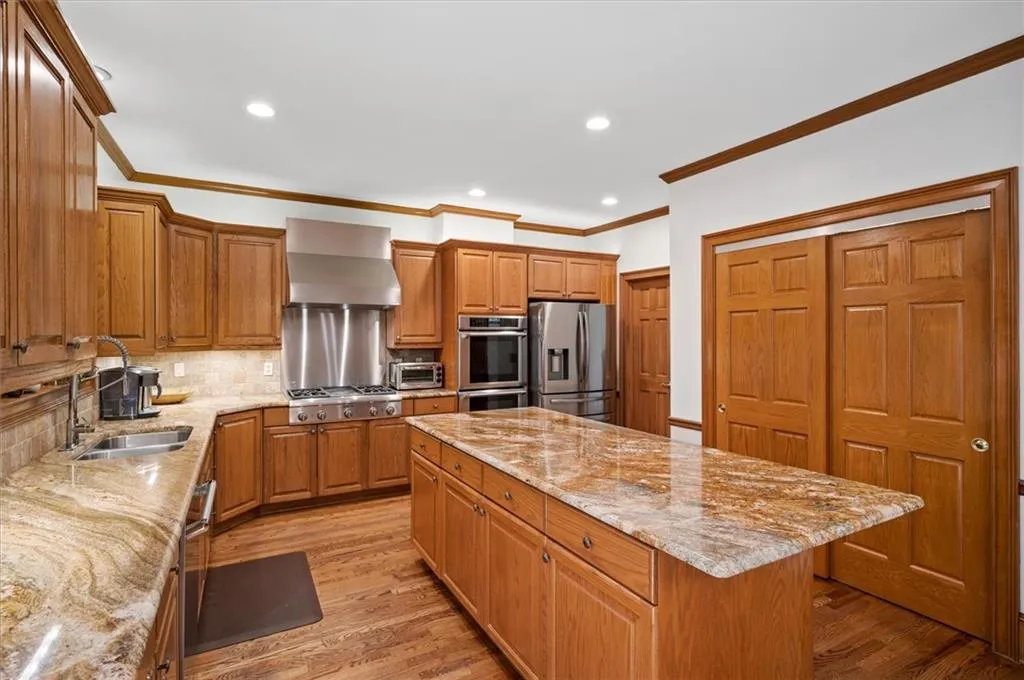 450 Glenmont Court, Sandy Springs, Georgia 30350, 5 Bedrooms Bedrooms, ,4 BathroomsBathrooms,Residential,Sold,450 Glenmont Court,7237849