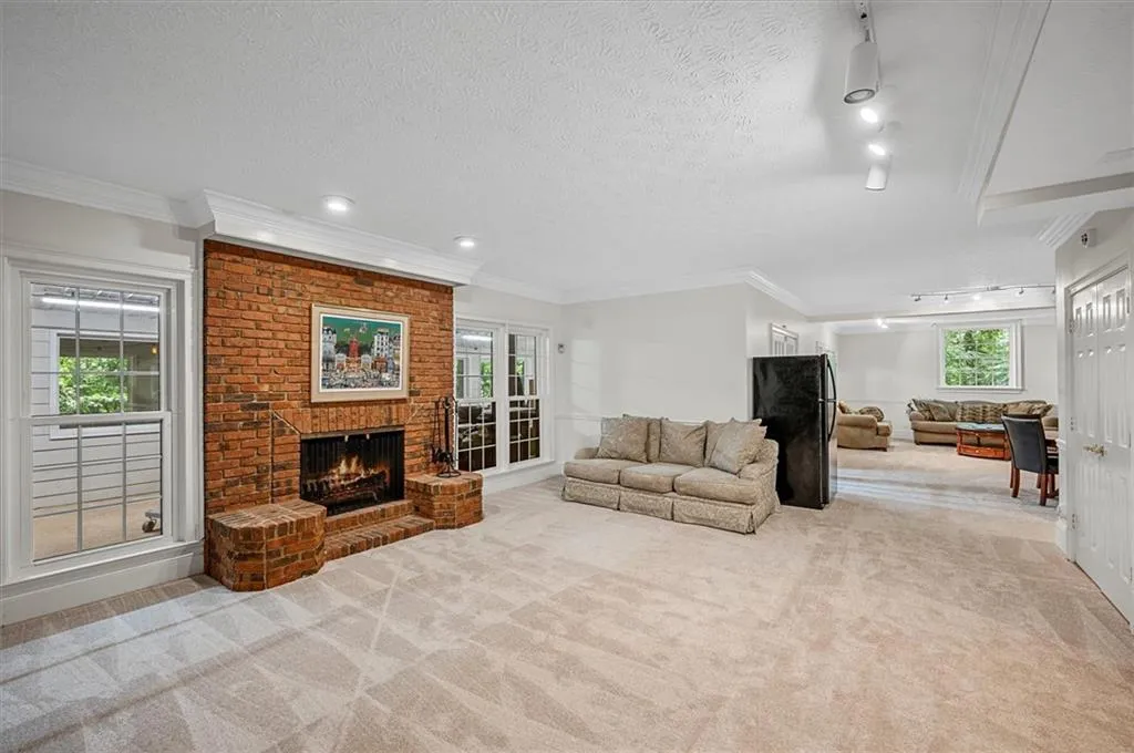 450 Glenmont Court, Sandy Springs, Georgia 30350, 5 Bedrooms Bedrooms, ,4 BathroomsBathrooms,Residential,Sold,450 Glenmont Court,7237849