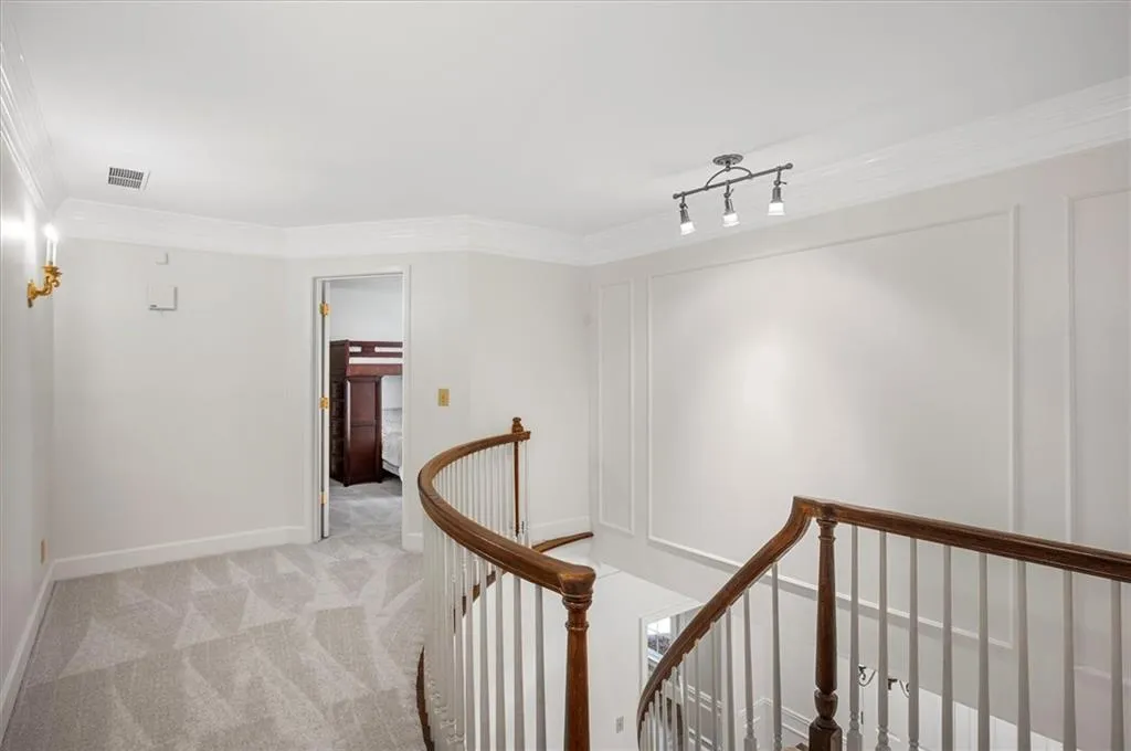 450 Glenmont Court, Sandy Springs, Georgia 30350, 5 Bedrooms Bedrooms, ,4 BathroomsBathrooms,Residential,Sold,450 Glenmont Court,7237849