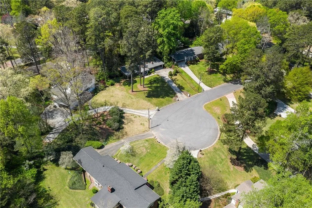 6475 Whispering Lane Ne, Sandy Springs, Georgia 30328, 4 Bedrooms Bedrooms, ,2 BathroomsBathrooms,Residential,Sold,6475 Whispering Lane Ne,6876447