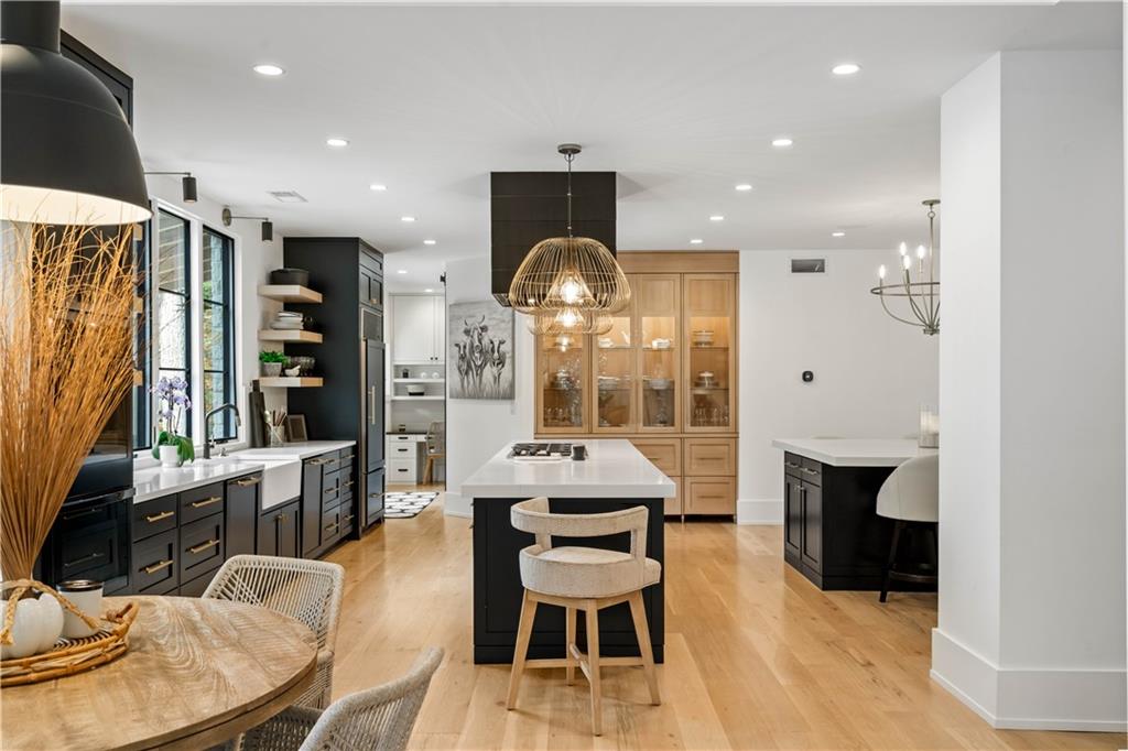 210 N Chambord Drive NW, Atlanta, Georgia 30327, 6 Bedrooms Bedrooms, ,6 BathroomsBathrooms,Residential,Sold,210 N Chambord Drive NW,7302853