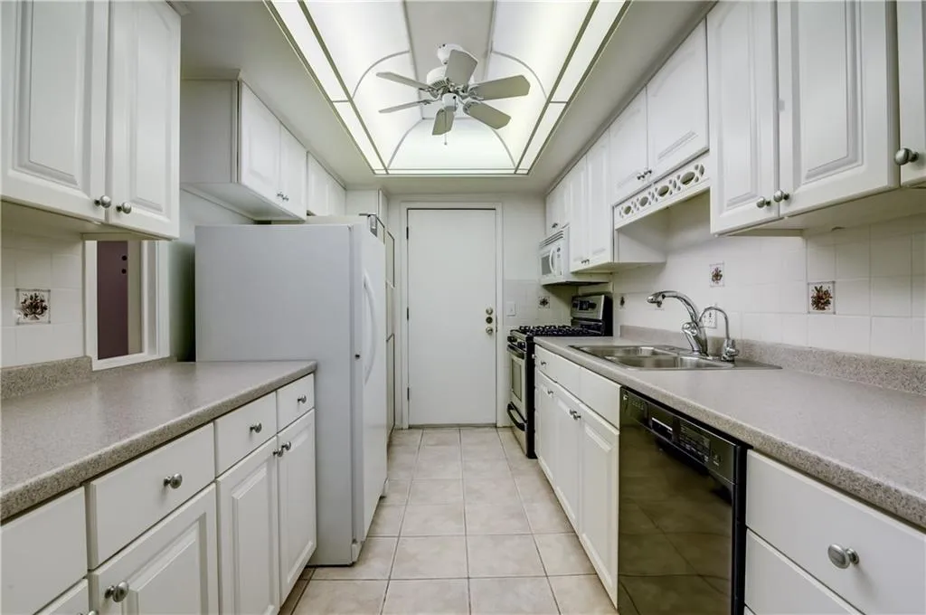 6851 Roswell Road Unit N16, Sandy Springs, Georgia 30328, 3 Bedrooms Bedrooms, ,2 BathroomsBathrooms,Residential,Sold,6851 Roswell Road Unit N16,5788968