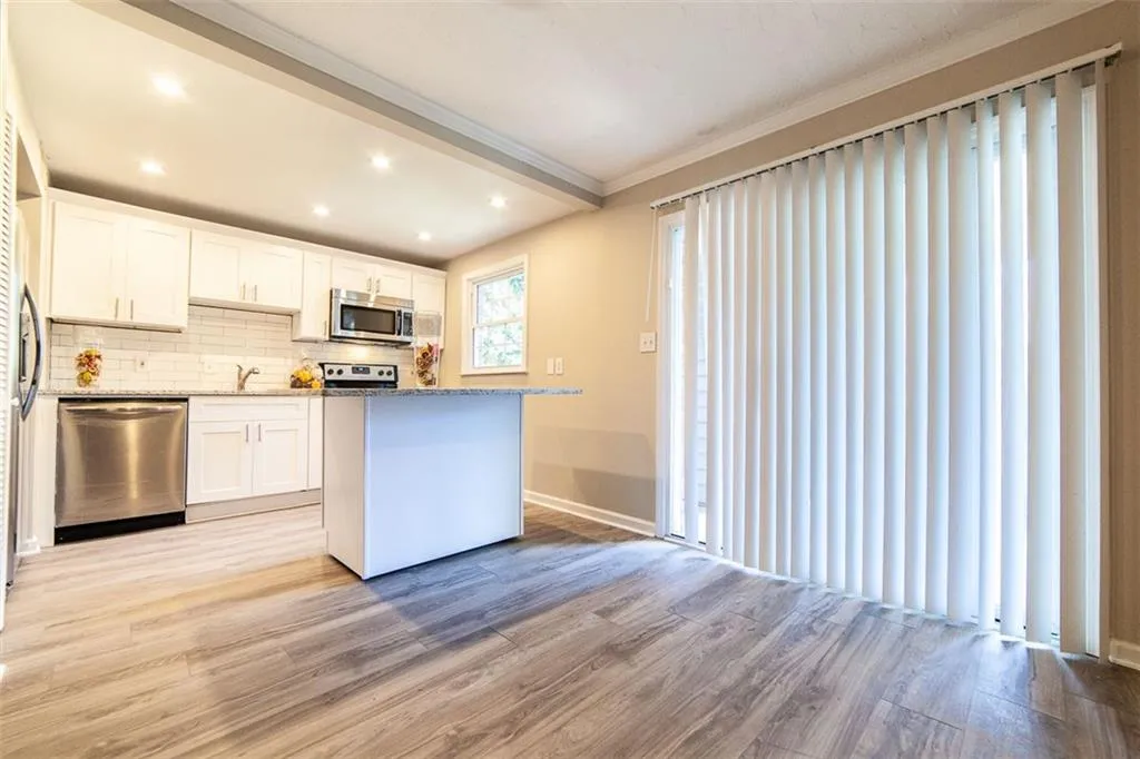 6700 Roswell Road Unit 27c, Atlanta, Georgia 30328, 2 Bedrooms Bedrooms, ,2 BathroomsBathrooms,Residential,Sold,6700 Roswell Road Unit 27c,6510089