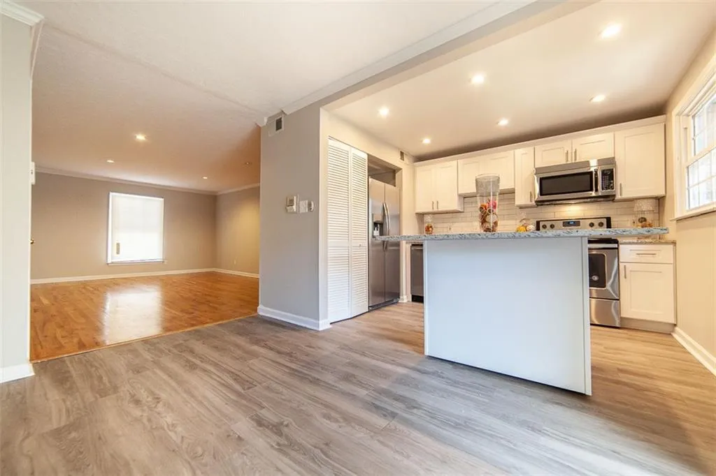 6700 Roswell Road Unit 27c, Atlanta, Georgia 30328, 2 Bedrooms Bedrooms, ,2 BathroomsBathrooms,Residential,Sold,6700 Roswell Road Unit 27c,6510089
