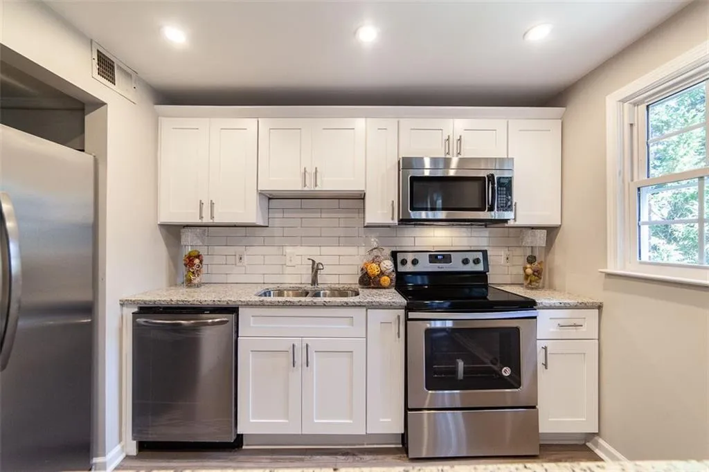 6700 Roswell Road Unit 27c, Atlanta, Georgia 30328, 2 Bedrooms Bedrooms, ,2 BathroomsBathrooms,Residential,Sold,6700 Roswell Road Unit 27c,6510089