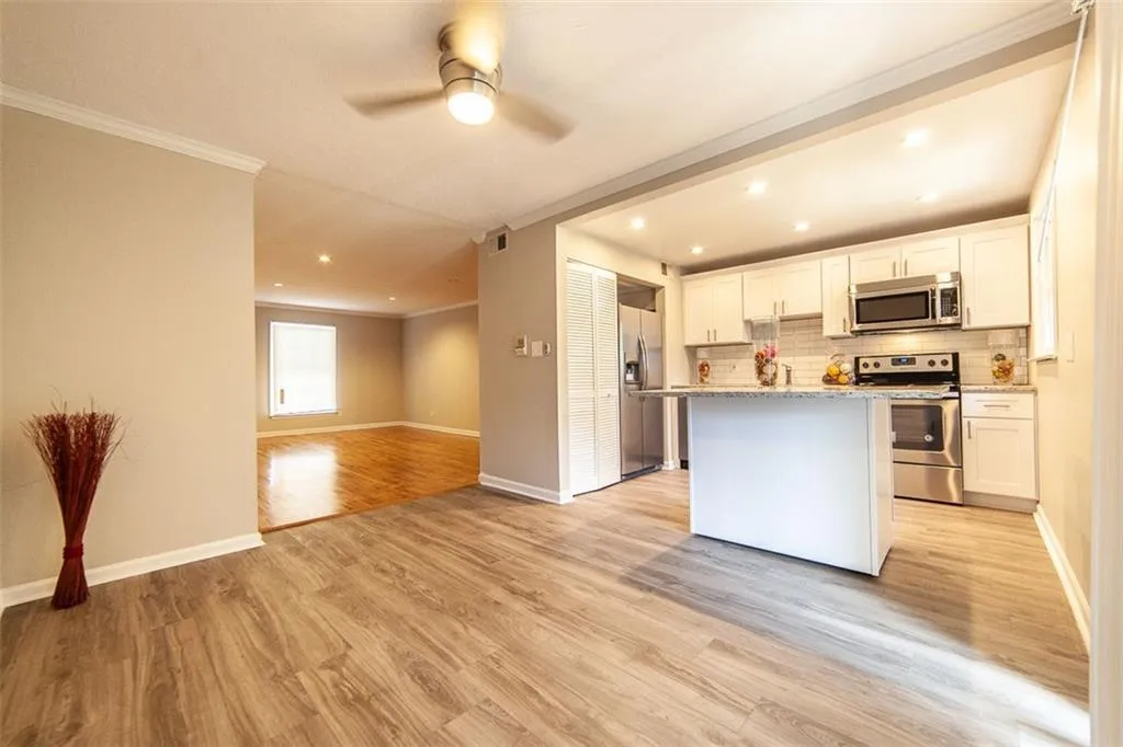 6700 Roswell Road Unit 27c, Atlanta, Georgia 30328, 2 Bedrooms Bedrooms, ,2 BathroomsBathrooms,Residential,Sold,6700 Roswell Road Unit 27c,6510089