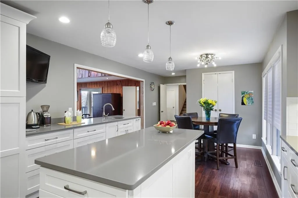 HUGE open Kitchen, totally renovated!