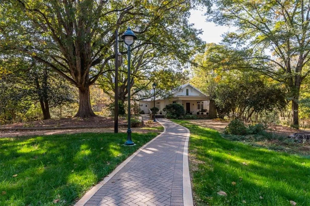 180 River Court Pkwy, Sandy Springs, Georgia 30328, 5 Bedrooms Bedrooms, ,4 BathroomsBathrooms,Residential,For Sale,180 River Court Pkwy,7690344