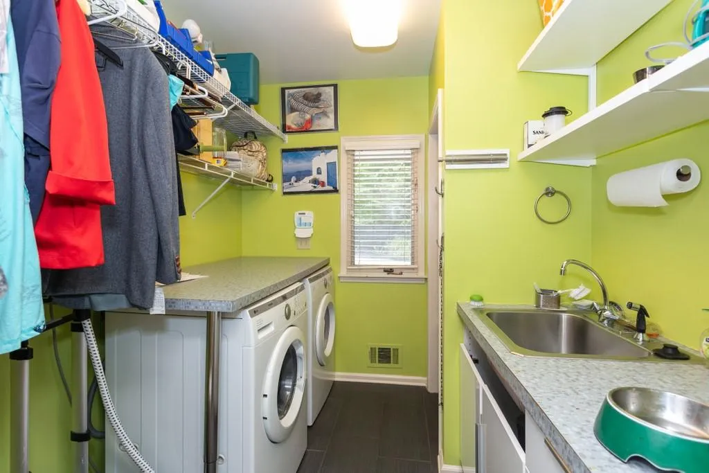 1025 Riverside Trace, Sandy Springs, Georgia 30328, 4 Bedrooms Bedrooms, ,3 BathroomsBathrooms,Residential,Sold,1025 Riverside Trace,6760457