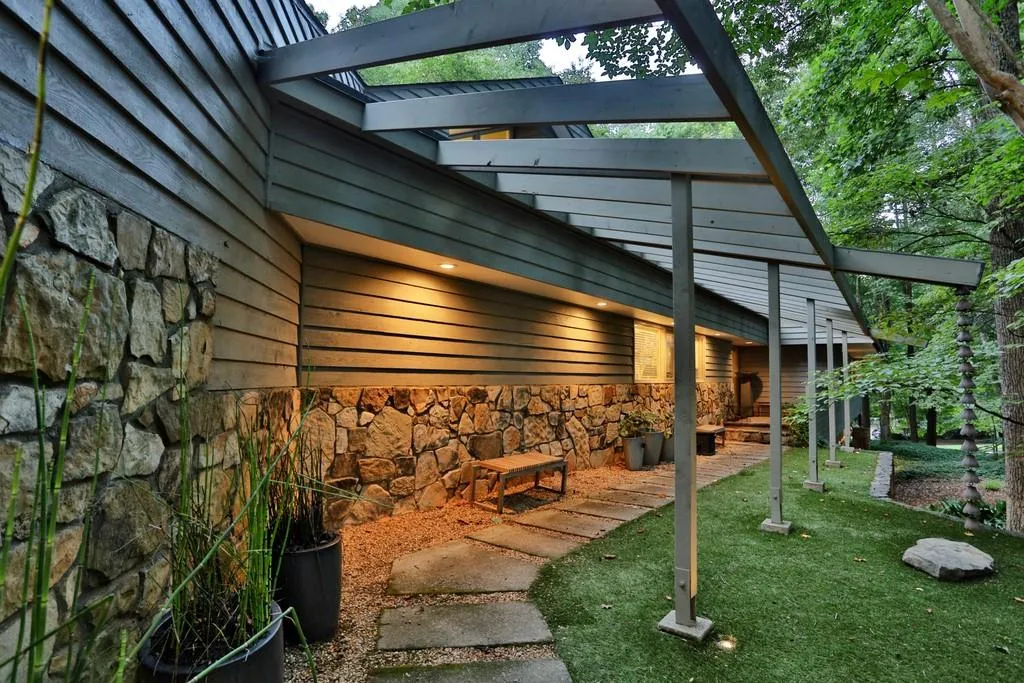 1025 Riverside Trace, Sandy Springs, Georgia 30328, 4 Bedrooms Bedrooms, ,3 BathroomsBathrooms,Residential,Sold,1025 Riverside Trace,6760457