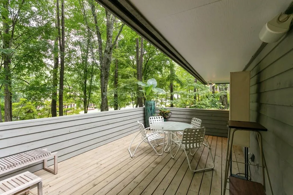 1025 Riverside Trace, Sandy Springs, Georgia 30328, 4 Bedrooms Bedrooms, ,3 BathroomsBathrooms,Residential,Sold,1025 Riverside Trace,6760457