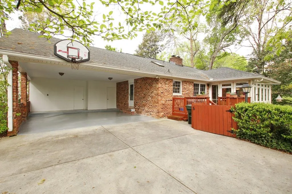 4985 Vallo Vista Court Ne, Sandy Springs, Georgia 30342, 4 Bedrooms Bedrooms, ,3 BathroomsBathrooms,Residential,Sold,4985 Vallo Vista Court Ne,5671574