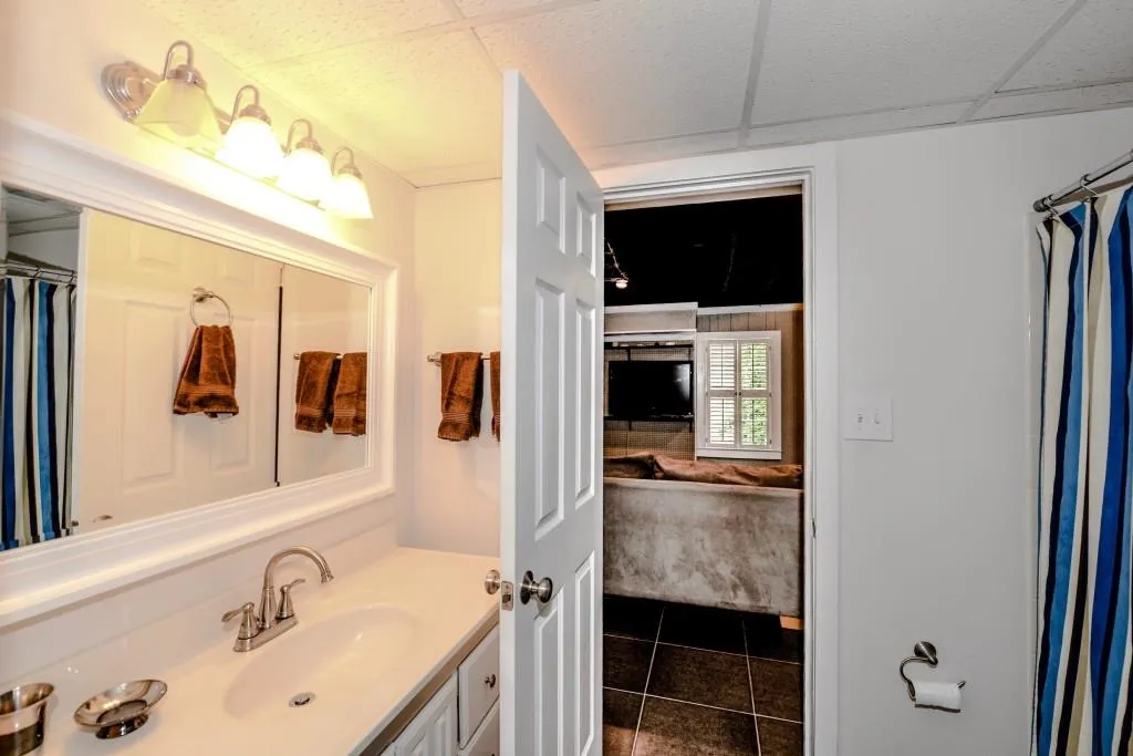 350 Thornwood Drive, Sandy Springs, Georgia 30328, 4 Bedrooms Bedrooms, ,4 BathroomsBathrooms,Residential,Sold,350 Thornwood Drive,5857358