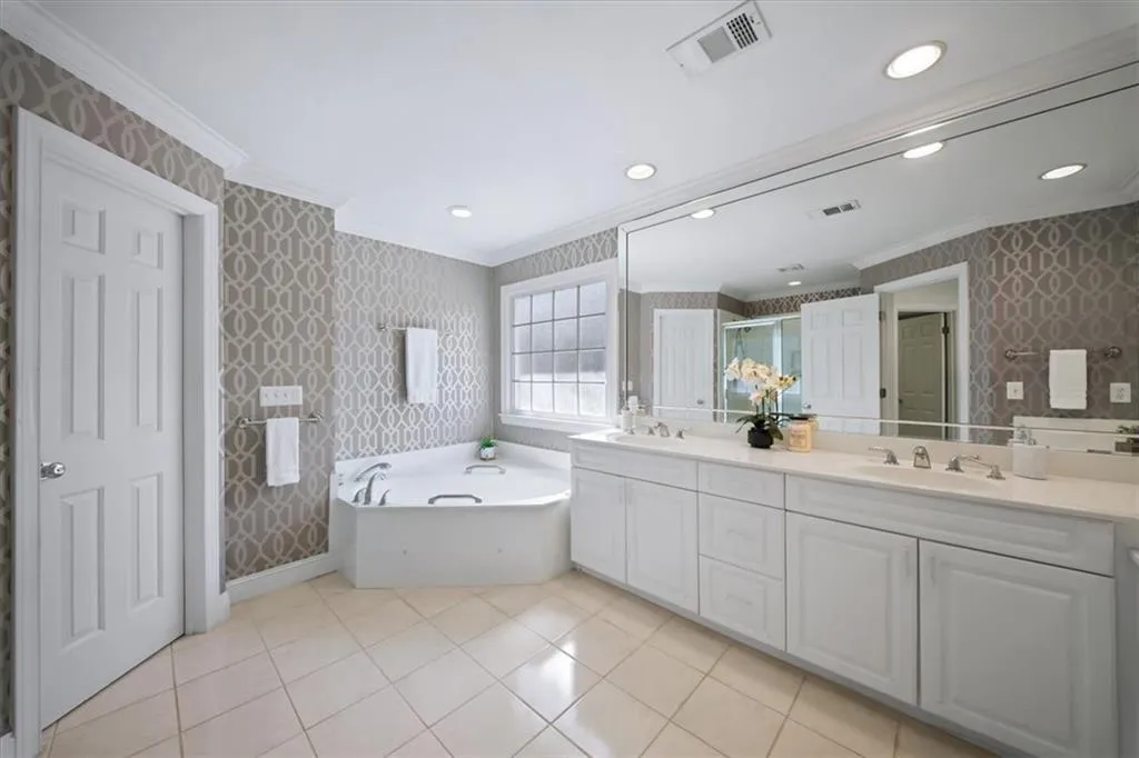 300 Nell Court, Atlanta, Georgia 30342, 4 Bedrooms Bedrooms, ,3 BathroomsBathrooms,Residential,For Sale,300 Nell Court,7733451