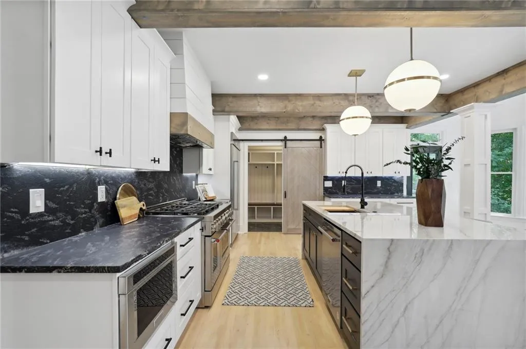 5420 New Wellington Close, Sandy Springs, Georgia 30327, 5 Bedrooms Bedrooms, ,4 BathroomsBathrooms,Residential,Sold,5420 New Wellington Close,7112848