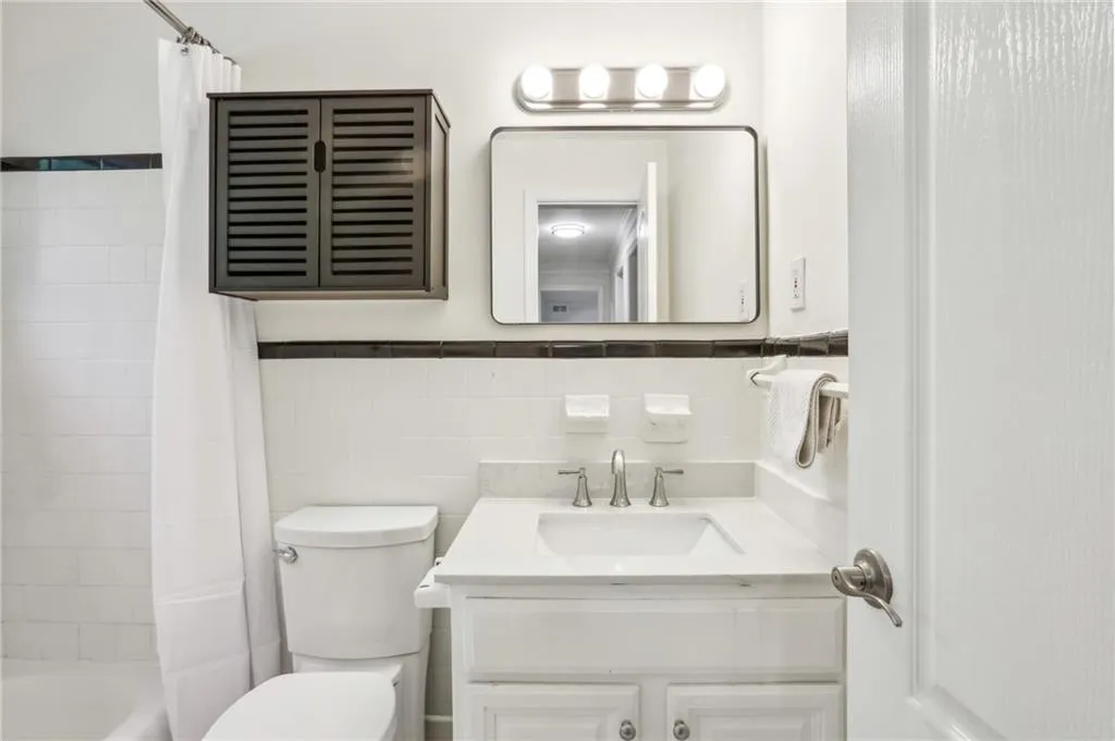 Classic black and white bathroom ready for your touches