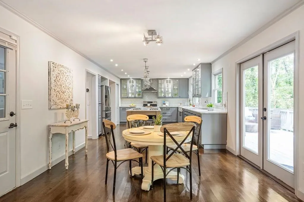 6830 River Springs Lane, Sandy Springs, Georgia 30328, 4 Bedrooms Bedrooms, ,3 BathroomsBathrooms,Residential,Sold,6830 River Springs Lane,7106748