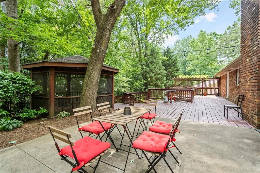 7105 Duncourtney Drive, Sandy Springs, Georgia 30328, 4 Bedrooms Bedrooms, ,3 BathroomsBathrooms,Residential,Sold,7105 Duncourtney Drive,7077952