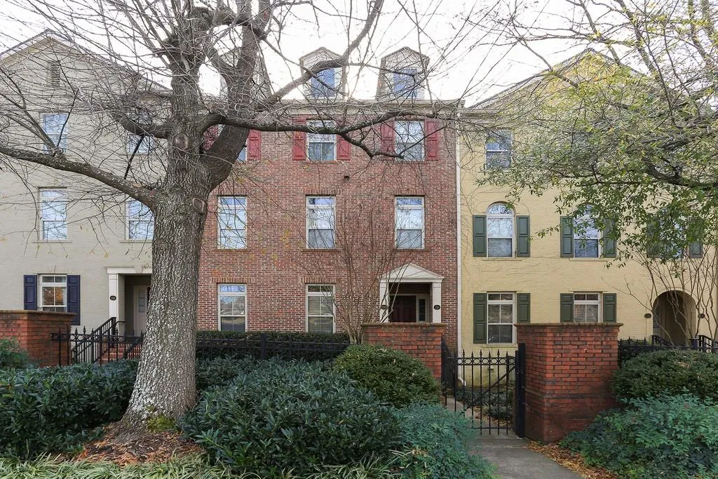 240 Le Gran Bend, Atlanta, Georgia 30328, 2 Bedrooms Bedrooms, ,2 BathroomsBathrooms,Residential,Sold,240 Le Gran Bend,6827833